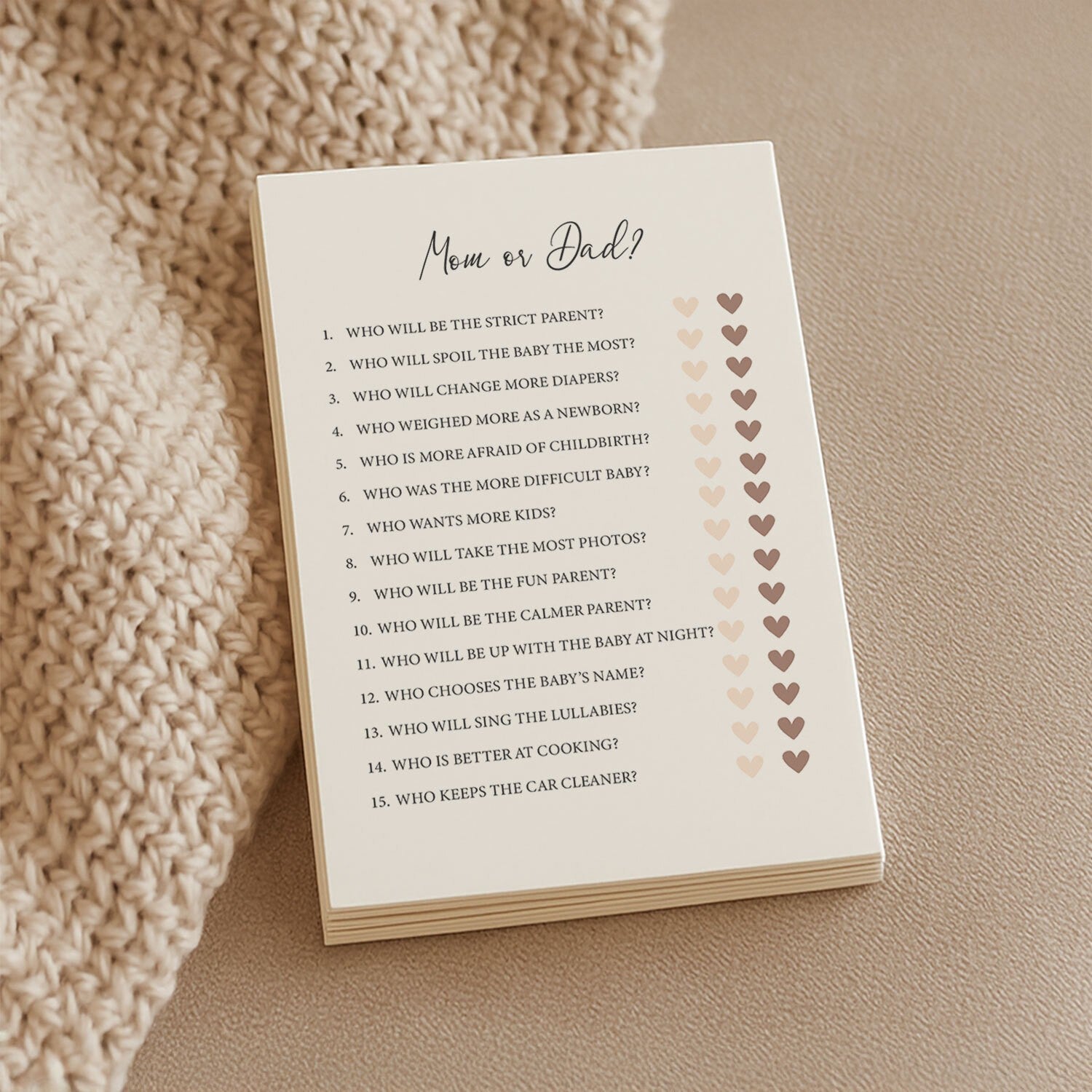 Babyshowerlek ”Vem av föräldrarna?” – 10 frågekort på krämfärgat papper från Beebila
