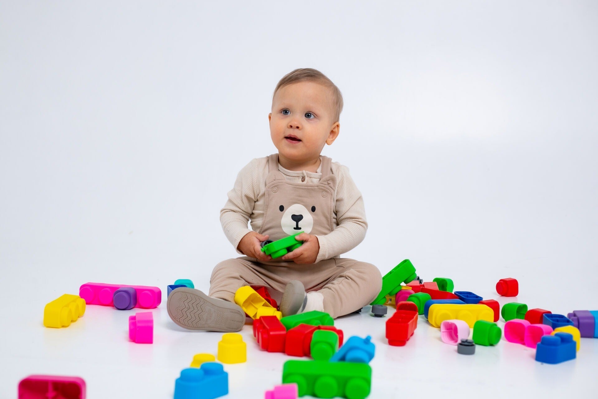 Baby som leker med Bio Soft Blocks 14 delar från Gerardo’s Toys