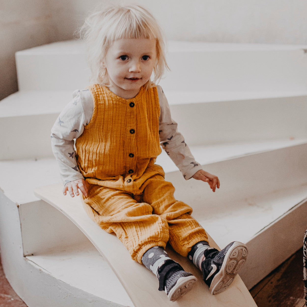 leg&go balance board i trä för barn och vuxna – kreativ balanslek